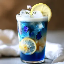 Um einen Schmetterlingserbsenblüten-Latte zuzubereiten, brauchen Sie einige einfache Zutaten. Sie benötigen eine Tasse Wasser, zwei Teelöffel Schmetterlingserbsenblüten-Tee, einen Esslöffel Honig oder Agavensirup, eine halbe Tasse Milch und Eiswürfel. Für die Dekoration können Sie eine Scheibe Zitrone oder Limette und essbare Blumen verwenden.