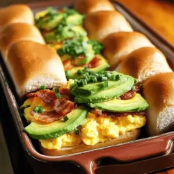 - 12 kleine Brötchen (Slider Buns) - 6 Eier - 6 Scheiben Speck - 1 reife Avocado, in Scheiben geschnitten - ½ Tasse geriebener Cheddar-Käse