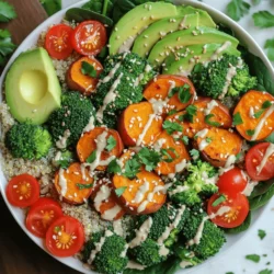 Die Hauptzutaten sind einfach und lecker. Sie machen die Bowl nahrhaft und bunt. Hier ist, was du brauchst: - 1 Tasse Quinoa, gründlich gewaschen - 2 Tassen Gemüsebrühe oder Wasser - 1 Tasse Kichererbsen, gekocht oder aus der Dose, abgetropft und gespült - 1 mittelgroße Süßkartoffel, geschält und gewürfelt - 1 Tasse Brokkoliröschen - 1 Tasse Kirschtomaten, halbiert - 1 Avocado, in Scheiben geschnitten - 2 Tassen Babyspinat Quinoa ist ein tolles Protein. Kichererbsen geben dir mehr Füllung. Süßkartoffeln sind süß und nahrhaft. Brokkoli bringt viele Vitamine. Kirschtomaten und Avocado geben einen frischen Geschmack. Babyspinat macht die Bowl schön grün. Die richtigen Gewürze machen einen großen Unterschied. Hier sind die Gewürze und Öle, die du brauchst: - 1 Esslöffel Olivenöl - 1 Teelöffel geräucherter Paprika - 1 Teelöffel Knoblauchpulver - Salz und Pfeffer nach Geschmack Olivenöl gibt der Bowl einen tollen Geschmack. Geräucherter Paprika fügt eine rauchige Note hinzu. Knoblauchpulver sorgt für einen leckeren Duft. Salz und Pfeffer helfen, die Aromen zu verstärken. Dressing und Toppings machen die Bowl besonders lecker. Du brauchst: - Tahini-Dressing zum Servieren - Sesam zur Dekoration - Frische Petersilie zur Garnierung Das Tahini-Dressing gibt einen cremigen Geschmack. Sesam macht deine Bowl knusprig. Frische Petersilie sieht nicht nur gut aus, sie hat auch einen frischen Geschmack. Du kannst das vollständige Rezept [Full Recipe] finden, um alles Schritt für Schritt zu lernen. Um Quinoa zuzubereiten, beginne mit dem Waschen. Spüle es unter kaltem Wasser. Dadurch entfernst du Bitterstoffe. Koche das gewaschene Quinoa in einem Topf. Verwende zwei Tassen Gemüsebrühe oder Wasser. Bringe es zum Kochen. Reduziere dann die Hitze und decke den Topf ab. Lass das Quinoa etwa 15 Minuten köcheln. Die Flüssigkeit sollte vollständig absorbiert sein. Nach dem Kochen nimm den Topf vom Herd. Lass das Quinoa für fünf Minuten ruhen. So wird es locker und fluffig. Heize deinen Ofen auf 200°C vor. Würfle die Süßkartoffel und lege sie in eine Schüssel. Füge Olivenöl, geräucherten Paprika, Knoblauchpulver, Salz und Pfeffer hinzu. Vermische alles gut. Verteile die gewürzten Süßkartoffeln gleichmäßig auf einem Backblech. Röste sie 25 bis 30 Minuten im Ofen. Wende sie nach der Hälfte der Zeit, damit sie gleichmäßig garen. Füge in den letzten zehn Minuten den Brokkoli hinzu. Gib ihm etwas Olivenöl und würze ihn. So wird er zart und lecker. Beginne mit der Basis aus dem Quinoa. Löffle es in eine große Schüssel. Füge dann eine Schicht Babyspinat hinzu. Jetzt kommt der Rest der Zutaten. Gib die Kichererbsen, geröstete Süßkartoffeln, den Brokkoli, Kirschtomaten und die Avocadoscheiben darauf. Zum Schluss träufle etwas Tahini-Dressing über die Bowl. Bestreue sie mit Sesam und frischer Petersilie. So sieht deine Buddha-Bowl toll aus und schmeckt fantastisch! Um Quinoa perfekt zu kochen, wasche es gut. Dies entfernt Bitterstoffe. Verwende zwei Tassen Gemüsebrühe für jede Tasse Quinoa. Dies gibt Geschmack. Koche die Mischung zum Sieden, dann reduziere die Hitze. Decke den Topf ab und lasse es 15 Minuten köcheln. Nach dem Kochen sollte das Quinoa locker sein. Wenn du Gemüsebrühe nicht hast, nutze Wasser. Das Quinoa schmeckt dann einfacher, aber immer noch gut. Für die Süßkartoffeln backe sie 25-30 Minuten bei 200°C. Wende sie nach 15 Minuten. So werden sie gleichmäßig gar. Für den Brokkoli füge ihn in den letzten 10 Minuten hinzu. So bleibt er knackig. Tipp: Ein wenig Zucker hilft beim Karamellisieren. Das gibt eine süße Note, die großartig schmeckt. Das Tahini-Dressing ist toll, aber du kannst es variieren. Füge Zitrone oder Knoblauch für mehr Geschmack hinzu. Du kannst auch Joghurt oder Senf verwenden. Für eine süßere Note, probiere Honig oder Ahornsirup. Das Dressing macht den Unterschied in deinem Buddha-Bowl. Es passt gut zu vielen Zutaten. {{image_4}} Wenn du mehr Protein in deiner Buddha-Bowl haben möchtest, kannst du Tofu oder Tempeh hinzufügen. Beide sind tolle Optionen. Tofu ist leicht und nimmt viele Aromen auf. Tempeh hat eine nussige Note und ist sehr nahrhaft. Du kannst sie einfach anbraten oder marinieren. Auch andere Hülsenfrüchte sind eine gute Wahl. Schwarze Bohnen sind lecker und geben einen kräftigen Geschmack. Sie sind einfach zu finden und passen gut zu vielen Gemüsearten. Für die Buddha-Bowl kannst du saisonales oder regionales Gemüse wählen. Das macht die Bowl frisch und spannend. Du kannst auch Zutaten austauschen. Wenn du keine Süßkartoffeln magst, versuche Karotten oder Kürbis. Brokkoli ist toll, aber auch Blumenkohl oder Zucchini sind gute Alternativen. Sei kreativ und nutze das, was du hast. Wenn du Gluten meiden musst, ist das kein Problem. Quinoa ist von Natur aus glutenfrei und perfekt für die Bowl. Achte darauf, dass das Tahini-Dressing auch glutenfrei ist. Für nussfreie Anpassungen kannst du Sonnenblumenkerne oder Kürbiskerne verwenden. Diese bieten einen tollen Crunch und sind gesund. So kannst du die Bowl genießen, ohne dir Sorgen zu machen. Quinoa ist einfach zu lagern. Bewahre es in einem luftdichten Behälter auf. So bleibt es frisch und trocken. Lagere es an einem kühlen, dunklen Ort. Quinoa hält sich so bis zu einem Jahr. Geröstetes Gemüse bleibt im Kühlschrank etwa 3 bis 5 Tage frisch. Stelle sicher, dass es in einem Behälter mit Deckel ist. So bleibt es saftig und behält den Geschmack. Meal Prep für deine Buddha-Bowl ist eine tolle Idee. Koche eine größere Menge Quinoa am Anfang der Woche. Du kannst auch das Gemüse im Voraus rösten. Teile die Portionen in Behälter auf. So hast du für mehrere Tage gesunde Mahlzeiten. Wenn du Reste hast, lagere sie richtig. Stelle sicher, dass die Bowl abgekühlt ist, bevor du sie in den Kühlschrank stellst. Verwende einen verschlossenen Behälter, um die Frische zu bewahren. Die besten Methoden zum Aufwärmen sind einfach. Du kannst die Bowl in der Mikrowelle aufwärmen. Achte darauf, sie abzudecken, damit sie nicht austrocknet. Erwärme sie in kurzen Intervallen und rühre zwischendurch um. Eine andere Methode ist das Aufwärmen in einem Topf. Füge etwas Wasser hinzu, um die Bowl feucht zu halten. So bleibt das Gemüse knackig und die Aromen intensiv. Eine Buddha-Bowl ist ein gesundes Gericht, das meist aus verschiedenen Zutaten besteht. Der Name kommt von der Form der Schüssel, die oft rund und voll ist, ähnlich wie der Bauch eines Buddhas. Diese Schalen sind bunt und bieten viele Nährstoffe. Du findest oft eine Basis aus Getreide, Gemüse, Hülsenfrüchten und gesunden Fetten. Sie kommen aus der veganen Küche und sind perfekt für eine ausgewogene Ernährung. Ja, du kannst die Zutaten nach deinem Geschmack ändern. Wenn dir Quinoa nicht gefällt, probiere Reis oder Bulgur. Das Gemüse kannst du nach Saison oder Vorliebe wählen. Süßkartoffeln können durch Kürbis ersetzt werden. Experimentiere mit verschiedenen Hülsenfrüchten wie Bohnen oder Linsen. So bleibt die Bowl spannend und lecker. Im Kühlschrank hält die vegane Buddha-Bowl etwa drei bis fünf Tage. Bewahre sie in einem luftdichten Behälter auf. Achte darauf, dass das Gemüse frisch bleibt. Wenn du die Bowl länger aufbewahren möchtest, kannst du das Gemüse getrennt lagern. So bleibt alles knackig und lecker. Um deine Buddha-Bowl sättigender zu machen, füge mehr Protein hinzu. Tofu oder Tempeh sind großartige Optionen. Auch Nüsse oder Samen bringen gesunde Fette und zusätzliche Kalorien. Du kannst auch mehr Hülsenfrüchte wie Kichererbsen oder schwarze Bohnen verwenden. So wird die Bowl nahrhaft und hält dich lange satt. Das Rezept stammt aus der Full Recipe der Lebendigen Nährstoff-Buddha-Bowl 🥗. Diese Bowl vereint viele gesunde Zutaten und bietet eine tolle Mischung aus Aromen und Texturen. Sie ist einfach zuzubereiten und perfekt für jeden Tag. Zusammengefasst zeigt dieser Artikel, wie du eine köstliche vegane Buddha-Bowl zubereitest. Wir haben über die Hauptzutaten, Gewürze und das perfekte Dressing gesprochen. Außerdem gab es Tipps zum Kochen von Quinoa und zur Röstung des Gemüses. Denke daran, dass du die Bowl nach deinem Geschmack anpassen kannst. Variationen sind einfach und machen das Gericht spannend. Experimentiere mit verschiedenen Zutaten und Lagermethoden. So bleibt deine Buddha-Bowl frisch und lecker. Genieße deine gesunde Mahlzeit!