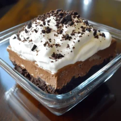 - 24 Oreo-Kekse (normal oder Double-Stuffed) - 1/2 Tasse ungesalzene Butter, geschmolzen - 1 Tasse Frischkäse, weich - 1 Tasse Puderzucker - 2 Tassen Schlagsahne (wie Cool Whip) - 1 1/2 Tassen Schokoladenpudding (instant oder selbstgemacht) - 2 Tassen Vollmilch (für den Pudding) - Extra zerdrückte Oreo-Kekse zum Garnieren Die Hauptzutaten sind einfach zu finden. Oreo-Kekse bringen den besonderen Geschmack. Die Mischung aus Frischkäse und Puderzucker sorgt für die cremige Schicht. Schlagsahne macht alles leicht und fluffig. Der Schokoladenpudding gibt dem Dessert die nötige Tiefe. - Vegane oder glutenfreie Optionen - Andere Geschmacksrichtungen Wenn du vegan bist, kannst du pflanzliche Butter und Frischkäse verwenden. Glutenfreie Oreo-Kekse sind ebenfalls erhältlich. Du kannst auch andere Geschmacksrichtungen ausprobieren, wie Erdbeere oder Karamell. Diese Variationen geben deinem Dessert einen neuen Twist. - Küchenmaschine - Rührschüssel und elektrischer Mixer - Auflaufform Für dieses Rezept brauchst du eine Küchenmaschine. Damit zerkleinerst du die Oreos schnell. Eine Rührschüssel ist wichtig, um die Frischkäse-Mischung zu schlagen. Ein elektrischer Mixer hilft, die Zutaten gut zu vermischen. Eine Auflaufform ist nötig, um das Dessert zu schichten. Mit diesen Utensilien gelingt dein No-Bake Oreo Delight leicht. Zuerst zerkleinern Sie 24 Oreo-Kekse in einer Küchenmaschine. Sie wollen feine Krümel haben. In einer Schüssel vermischen Sie dann die Krümel mit ½ Tasse geschmolzener Butter. Rühren Sie gut um, bis alles gleichmäßig vermischt ist. Jetzt drücken Sie die Mischung in eine 23x33 cm große Auflaufform. Achten Sie darauf, dass der Boden gleichmäßig und fest ist. Stellen Sie die Form in den Kühlschrank, während Sie die Füllung vorbereiten. Für die Käsekuchen-Schicht schlagen Sie 1 Tasse weichen Frischkäse in einer großen Schüssel. Fügen Sie langsam 1 Tasse Puderzucker hinzu und mixen Sie weiter. Die Mischung sollte cremig werden. Dann heben Sie 1 Tasse Schlagsahne unter die Frischkäsemischung. Verteilen Sie die Käsekuchen-Schicht gleichmäßig auf der gekühlten Kruste. Glätten Sie die Oberfläche gut. Nun bereiten Sie den Schokoladenpudding vor. In einer separaten Schüssel vermischen Sie 1½ Tassen Puddingpulver mit 2 Tassen Vollmilch. Rühren Sie bis die Mischung dick wird, etwa 2 Minuten. Verteilen Sie den Pudding gleichmäßig über die Käsekuchen-Schicht. Jetzt kommt die Schlagsahne. Verteilen Sie die restliche Schlagsahne gleichmäßig über den Pudding. Glätten Sie die Oberfläche für eine schöne Präsentation. Kühlen Sie das Dessert mindestens 4 Stunden oder über Nacht. So setzen sich die Schichten richtig. Vor dem Servieren garnieren Sie das Dessert mit extra zerdrückten Oreo-Keksen. - Keksboden richtig komprimieren: Ein fester Boden gibt dem Dessert Halt. Drücken Sie die Oreo-Krümel gut in die Form. Nutzen Sie einen Löffel oder Ihre Hände für ein gleichmäßiges Ergebnis. - Auf die Kühlzeit achten: Lassen Sie das Dessert mindestens vier Stunden kühlen. So setzen sich die Schichten und der Geschmack entwickelt sich. Über Nacht kühlen ist ideal. - Richtiges Verhältnis von Schlagsahne: Verwenden Sie zwei Tassen Schlagsahne für eine luftige Textur. Zu viel oder zu wenig kann das Dessert schwer oder wässrig machen. - Alternativen für Pudding: Sie können Vanillepudding oder sogar Fruchtpudding nutzen. Dies bringt neue Geschmäcker und Farben in Ihr Dessert. - Garnierung mit Oreo-Krümeln: Streuen Sie zerdrückte Oreo-Kekse oben drauf. Das sieht gut aus und sorgt für zusätzlichen Crunch. - Serviermethoden: Schneiden Sie das Dessert in Quadrate. Servieren Sie es auf schönen Tellern. Ein Schokoladensirup-Rand macht es noch ansprechender. {{image_4}} Um deine No-Bake Oreo Delight noch besser zu machen, kannst du Karamell oder Erdnussbutter hinzufügen. Einfach ein paar Löffel Karamellsoße in die Käsekuchen-Schicht einrühren. Erdnussbutter passt auch gut. Es gibt viele fruchtige Alternativen. Du kannst frische Beeren oder Bananen verwenden. Diese bringen frische Aromen und eine schöne Farbe ins Spiel. Für eine tolle Präsentation kannst du das Dessert in Mini-Gläser oder Muffinförmchen füllen. So gibt es perfekte Portionen für jeden. Das ist ideal für Partys. Jeder kann einfach sein eigenes Glas nehmen. Außerdem sieht es sehr hübsch aus! Für besondere Anlässe kannst du festliche Dekorationen hinzufügen. Streue bunte Streusel oder benutze Schokoladenstückchen. Bei Themenfeiern kannst du das Dessert passend gestalten. Zum Beispiel, für Halloween nutze schwarze und orange Deko. So wird dein No-Bake Oreo Delight zum Star jeder Feier! Um das No-Bake Oreo Delight frisch zu halten, lagere es im Kühlschrank. Decke das Dessert gut ab. Dies hilft, den Geschmack und die Textur zu bewahren. Die Haltbarkeit beträgt etwa fünf Tage. Achte darauf, die Zutaten vor der Zubereitung zu prüfen. Frischkäse und Schlagsahne sollten frisch sein. Das sorgt für den besten Geschmack. Du kannst das Dessert auch einfrieren. Schneide es in Portionen und lege die Stücke in einen luftdichten Behälter. Achte darauf, dass die Teile nicht zusammenkleben. Das Einfrieren kann die Haltbarkeit auf bis zu drei Monate verlängern. Zum Aufwärmen lasse es im Kühlschrank über Nacht auftauen. Serviere es gekühlt für den besten Genuss. Hast du Puddingreste? Verwende sie, um neue Desserts zu kreieren. Du kannst sie in einem Glas mit Obst schichten. Oder mache kleine Puddingbecher mit zusätzlichen Keksen. So hast du schnelle Snacks für zwischendurch. Sei kreativ und genieße die Vielfalt! Die Zubereitung dauert etwa 20 Minuten. Doch die Kühlzeit ist wichtig. Lassen Sie das Dessert mindestens 4 Stunden im Kühlschrank. Am besten über Nacht kühlen, damit es fest wird. Ja, das geht! Nutzen Sie vegane Oreo-Kekse. Ersetzen Sie den Frischkäse durch pflanzlichen Frischkäse oder eine Mischung aus Cashewcreme. Statt Schlagsahne können Sie Kokoscreme verwenden. Diese Optionen sind lecker und passen gut. Es gibt viele leckere Alternativen! Sie können andere Schokoladenkekse verwenden. Auch Keksarten wie Digestive oder Graham Crackers sind möglich. Wenn Sie kreativ sind, machen Sie Ihre eigenen Kekse. So können Sie den Geschmack anpassen. Ja, das ist möglich! Sie können griechischen Joghurt nutzen. Dadurch bleibt die Cremigkeit erhalten. Eine andere Option ist Seidentofu. Mixen Sie ihn gut, um eine glatte Konsistenz zu erreichen. Um die Schichten zu trennen, drücken Sie die Kruste fest in die Form. Verwenden Sie einen Löffel, um die Füllungen gleichmäßig zu verteilen. Glätten Sie die Oberflächen für schöne Schichten. Zudem können Sie die Füllungen in separaten Schüsseln anrühren, bevor Sie sie schichten. Das No-Bake Oreo Delight ist einfach zuzubereiten und vielseitig. Dabei haben wir die Hauptzutaten, wie Oreo-Kekse, Frischkäse, Schlagsahne und mehr betrachtet. Es gibt viele Alternativen, die du verwenden kannst, wie vegane Optionen und verschiedene Geschmacksrichtungen. Beachte die Tipps für perfekte Konsistenz und die Dekoration. Insgesamt ist dieses Dessert perfekt für viele Anlässe. Nimm dir Zeit beim Kühlen, und genieße das Ergebnis!