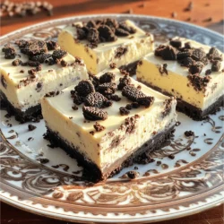Die Zutaten sind einfach und lecker. Hier ist, was du brauchst: - 24 Oreo-Kekse, zerdrückt - 4 Esslöffel ungesalzene Butter, geschmolzen - 450 g Frischkäse, weich (Raumtemperatur) - 130 g Puderzucker - 1 Teelöffel Vanilleextrakt - 240 ml Schlagsahne - 12 Oreo-Kekse, gehackt (für Füllung und Dekoration) Diese Zutaten machen die Bars cremig und süß. Die Kombination sorgt für den tollen Geschmack. Frischkäse ist die Hauptzutat. Er macht die Füllung reichhaltig und cremig. Puderzucker sorgt für die nötige Süße. Vanilleextrakt fügt einen feinen Geschmack hinzu. Die Schlagsahne macht die Füllung leicht und luftig. Sie gibt den Bars eine tolle Textur. Die Oreo-Kekse sind nicht nur für die Kruste, sondern auch für die Füllung wichtig. Sie geben den Bars ihren charakteristischen Geschmack. Wenn du keinen Frischkäse magst, probiere Mascarpone. Er hat einen ähnlichen Geschmack. Du kannst auch eine pflanzliche Sahne für die Füllung verwenden. Anstelle von Oreo-Keksen kannst du andere Kekse nehmen. Schokoladenkekse oder Butterkekse sind gute Alternativen. So kannst du die Bars ganz nach deinem Geschmack anpassen. Zuerst zerdrückst du 24 Oreo-Kekse in einer Schüssel. Du kannst einen Mixer oder einen Gefrierbeutel verwenden, um die Kekse klein zu machen. Dann füge 4 Esslöffel geschmolzene Butter hinzu. Mische alles gut, bis die Keksbrösel gleichmäßig mit der Butter bedeckt sind. Jetzt drückst du die Mischung fest auf den Boden einer 23x23 cm großen Backform. Achte darauf, dass die Kruste gleichmäßig ist. Danach deckst du die Form ab und stellst sie in den Kühlschrank. So wird die Basis fest, während du die Füllung machst. In einer großen Schüssel schlägst du 450 g weichen Frischkäse mit einem Handmixer. Mische bis die Masse glatt ist. Füge dann 130 g Puderzucker und 1 Teelöffel Vanilleextrakt hinzu. Schlage weiter, bis alles gut vermischt ist. In einer anderen Schüssel schlägst du 240 ml Schlagsahne, bis sich steife Spitzen bilden. Hebe die Schlagsahne vorsichtig unter die Frischkäsemischung. So bleibt die Füllung luftig und leicht. Füge nun 12 gehackte Oreo-Kekse hinzu und mische sie gut unter. Gieße die Füllung gleichmäßig über die gekühlte Keksbasis. Verwende einen Spatel, um die Füllung glatt zu streichen. Streue ein paar gehackte Oreo-Kekse oben drauf für die Dekoration. Decke die Backform ab und stelle sie für mindestens 4 Stunden in den Kühlschrank. So kann die Füllung fest werden. Nach dem Kühlen schneidest du die Bars in gleichmäßige Stücke. Serviere sie kalt für den besten Genuss. Um eine tolle Keksbasis zu machen, achte darauf, die Oreo-Kekse gut zu zerdrücken. Sie sollten wie feiner Sand aussehen. Mische die Keksbrösel mit der geschmolzenen Butter. Drücke die Mischung fest in die Backform, damit die Kruste stabil bleibt. Lass die Basis im Kühlschrank ruhen, während du die Füllung machst. Das hilft, die Kruste knusprig zu halten. Ein häufiger Fehler ist, den Frischkäse nicht weich genug zu machen. Er muss Raumtemperatur haben. So wird die Mischung glatt. Füge den Puderzucker langsam hinzu, während du weiter rührst. Das sorgt für eine gleichmäßige Süße. Wenn du die Schlagsahne unterhebst, mach das vorsichtig. So bleibt die Füllung schön luftig und leicht. Die Bars sehen toll aus, wenn du sie richtig präsentierst. Schneide sie in gleichmäßige Stücke für ein schönes Bild. Lege die Riegel auf einen dekorativen Teller. Garniere sie mit einer Prise zerdrücktem Oreo am Rand. Das gibt einen eleganten Look und macht sie einladend. Überlege, frische Beeren oder Minzblätter hinzuzufügen. Das bringt Farbe und Frische ins Spiel. {{image_4}} Für mehr Geschmack kannst du verschiedene Zutaten hinzufügen. Probiere, ein paar Löffel Erdnussbutter oder Nutella in die Füllung zu mischen. Das gibt der Cheesecake-Bar eine neue Dimension. Du kannst auch Minze oder Karamell hinzufügen. Diese Aromen passen gut zu Oreo-Keksen und machen das Dessert noch spannender. Wenn du eine leichtere Version machen möchtest, ersetze den Frischkäse durch griechischen Joghurt. Das macht die Bars gesünder und weniger schwer. Wenn du Gluten vermeiden willst, nutze glutenfreie Oreo-Kekse. Du kannst auch eine zuckerfreie Variante der Kekse und des Zuckers verwenden, um die Bars für Diabetiker geeignet zu machen. Die Bars sehen toll aus, wenn du sie schön anrichtest. Serviere sie auf einem dekorativen Teller. Du kannst die Ränder mit zerdrückten Oreo-Keksen garnieren. Ein Spritzer Schlagsahne oben drauf macht sie noch leckerer. Du kannst auch frische Beeren oder Schokoladensauce als Beilage anbieten. Das gibt jedem Bissen einen frischen Geschmack. Um die No-Bake Oreo Cheesecake Bars richtig zu kühlen, lege sie in den Kühlschrank. Achte darauf, dass die Bars gut abgedeckt sind, um ein Austrocknen zu verhindern. Verwende Frischhaltefolie oder einen luftdichten Behälter. So bleibt die Frische der Bars erhalten. Im Kühlschrank halten sich die Oreo Cheesecake Bars bis zu fünf Tage. Nach dieser Zeit können die Bars an Geschmack und Textur verlieren. Achte darauf, dass du die Bars nicht zu lange aufbewahrst. So bleibt der Genuss frisch und lecker. Wenn du die Bars länger aufbewahren möchtest, kannst du sie einfrieren. Schneide die Bars in Stücke und lege sie in einen luftdichten Behälter oder in Gefrierbeutel. Sie halten sich bis zu drei Monate im Gefrierfach. Zum Auftauen lege die Bars einfach über Nacht in den Kühlschrank. So bleiben sie cremig und lecker. No-Bake Oreo Cheesecake Bars bleiben im Kühlschrank bis zu fünf Tage frisch. Lagern Sie die Bars in einem luftdichten Behälter. So bleiben sie kühl und lecker. Wenn Sie die Bars länger aufbewahren möchten, können Sie sie auch einfrieren. Das macht sie bis zu drei Monate haltbar. Ja, Sie können die Füllung anpassen! Probieren Sie verschiedene Kekse oder Aromen. Statt Oreo-Keksen können Sie zum Beispiel Keksvariationen wie Peanut Butter oder Mint verwenden. Auch Fruchtaromen sind eine tolle Wahl. Denken Sie daran, den Puderzucker entsprechend anzupassen, um die Süße zu balancieren. Um die Bars gleichmäßig zu schneiden, verwenden Sie ein scharfes, heißes Messer. Tauchen Sie das Messer in heißes Wasser und wischen Sie es trocken. Dies hilft, die Füllung nicht zu zerdrücken. Schneiden Sie die Bars in gleich große Stücke. So sieht das Dessert schön aus und ist einfach zu servieren. Die No-Bake Oreo Cheesecake Bars sind einfach und lecker. Wir haben die Hauptzutaten und ihre speziellen Funktionen erkundet. Es war wichtig, Alternativen zu kennen. Die Schritt-für-Schritt-Anleitung zeigt, wie man die Bars zubereitet. Wir haben Tipps gegeben, um Fehler zu vermeiden und die Bars schön zu präsentieren. Auch Variationen und Aufbewahrungstipps standen auf dem Programm. Diese Bars sind großartig und anpassbar für jeden Anlass! Mach deine eigene Version und genieße sie.