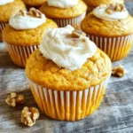 Um die besten Kürbis-Frischkäse-Muffins zu backen, benötigst du folgende Zutaten: - 1 Tasse Weizenmehl - 1 Tasse Vollkornmehl - 1 Teelöffel Backpulver - 1 Teelöffel Natron - 1 Teelöffel gemahlener Zimt - 1/2 Teelöffel gemahlene Muskatnuss - 1/4 Teelöffel gemahlener Ingwer - 1/2 Teelöffel Salz - 1 Tasse Kürbispüree (aus der Dose) - 1/2 Tasse Frischkäse, weich - 1/2 Tasse Zucker - 1/2 Tasse brauner Zucker, gepackt - 2 große Eier - 1/2 Tasse Pflanzenöl - 1 Teelöffel Vanilleextrakt - 1/2 Tasse gehackte Walnüsse oder Pekannüsse (optional) Achte darauf, dass das Kürbispüree aus der Dose ist. Es hat eine glatte Textur und einen tollen Geschmack. Der Frischkäse muss weich sein, damit er sich gut mit den anderen Zutaten vermischt. Du kannst die Nüsse nach Belieben hinzufügen. Sie geben den Muffins eine schöne Textur. Vermeide es, frische Kürbisse zu verwenden, da sie mehr Wasser enthalten. Das kann die Muffins matschig machen. Wenn du weniger Zucker magst, kannst du den weißen Zucker etwas reduzieren. Diese Muffins sind nicht nur lecker, sondern auch nahrhaft. Sie enthalten: - Weizenmehl und Vollkornmehl für Ballaststoffe. - Kürbispüree, das reich an Vitamin A ist. - Frischkäse für einen guten Eiweißgehalt. Die Nüsse bieten gesunde Fette und Proteine. Insgesamt sind diese Muffins eine gute Wahl, wenn du einen süßen Snack möchtest, der auch nährstoffreich ist. Zuerst heize deinen Ofen auf 175°C vor. Nimm ein Muffinblech und lege Papierförmchen hinein oder fette das Blech leicht ein. So kleben die Muffins nicht fest. In einer großen Schüssel mische das Weizenmehl, Vollkornmehl, Backpulver, Natron, Zimt, Muskatnuss, Ingwer und Salz. Rühre alles gut mit einem Schneebesen. Achte darauf, dass die trockenen Zutaten gleichmäßig verteilt sind. In einer anderen Schüssel schlage das Kürbispüree, den weichen Frischkäse, Zucker, braunen Zucker, Eier, Pflanzenöl und Vanilleextrakt zusammen. Rühre, bis die Mischung glatt und cremig ist. Dies sorgt für die feuchte Basis der Muffins. Füge die trockenen Zutaten langsam zu den feuchten Zutaten hinzu. Rühre vorsichtig, bis alles gerade so vermischt ist. Übermische den Teig nicht, sonst werden die Muffins hart. Wenn du magst, hebe jetzt die gehackten Nüsse unter. Fülle jedes Muffinförmchen bis zu zwei Dritteln mit dem Teig. Backe die Muffins im vorgeheizten Ofen für 20 bis 25 Minuten. Überprüfe mit einem Zahnstocher, ob sie durchgebacken sind. Lass die Muffins fünf Minuten in der Form abkühlen. Danach lege sie auf ein Kuchengitter zum vollständigen Abkühlen. Ein häufiger Fehler ist, die Zutaten zu stark zu mischen. Wenn Sie den Teig rühren, sollten Sie sanft sein. Zu viel Mischen macht die Muffins hart. Ein weiterer Fehler ist, die Muffins zu lange zu backen. Überprüfen Sie sie nach 20 Minuten mit einem Zahnstocher. Wenn er sauber herauskommt, sind sie bereit. Für fluffige Muffins verwenden Sie frische Zutaten. Achten Sie darauf, dass Ihr Backpulver und Natron frisch sind. Dies hilft den Muffins, gut zu steigen. Eine andere gute Idee ist, die Eier leicht zu schlagen, bevor Sie sie hinzufügen. Dies sorgt für Luft im Teig und macht die Muffins lockerer. Stellen Sie sicher, dass Ihr Ofen richtig vorgeheizt ist. 175°C sind ideal für diese Muffins. Wenn Ihr Ofen nicht gleichmäßig heizt, kann es helfen, die Muffins in der Mitte des Ofens zu backen. Beobachten Sie die Muffins, während sie backen. Jeder Ofen ist anders. Wenn sie nach 20 Minuten goldbraun sind, sind sie fertig. {{image_4}} Willst du glutenfreie Muffins? Das ist ganz einfach! Du kannst das Weizenmehl durch eine glutenfreie Mehlmischung ersetzen. Achte darauf, dass die Mischung auch für Backwaren geeignet ist. Es gibt viele gute Marken im Laden. Du musst die anderen Zutaten nicht ändern. Das Rezept bleibt fast gleich. So hast du leckere Muffins, die jeder genießen kann. Für vegane Muffins verwende einfach pflanzliche Alternativen. Ersetze die Eier mit einer Mischung aus Leinsamen und Wasser oder einem Apfelmus. Nutze veganen Frischkäse anstelle von normalem Frischkäse. Auch hier bleibt der Rest des Rezepts gleich. Diese Muffins sind dann für alle geeignet, die tierische Produkte meiden. Du kannst die Muffins nach deinem Geschmack anpassen. Füge Schokoladenstückchen hinzu, um eine süße Note zu schaffen. Trockenfrüchte wie Cranberries oder Aprikosen bringen Farbe und Geschmack. Nüsse sind auch eine tolle Idee. Sie geben Crunch und machen die Muffins noch besser. Experimentiere mit den Zutaten und finde deine perfekte Mischung! Einfrieren ist eine gute Möglichkeit, die Muffins frisch zu halten. Lassen Sie die Muffins zuerst vollständig abkühlen. Wickeln Sie dann jeden Muffin in Frischhaltefolie. Legen Sie die Muffins in einen luftdichten Behälter oder einen Gefrierbeutel. Sie können die Muffins bis zu drei Monate einfrieren. Zum Aufwärmen können Sie die Muffins einfach im Ofen oder in der Mikrowelle erhitzen. Wenn Sie die Muffins schnell aufbrauchen, können Sie sie im Kühlschrank aufbewahren. Legen Sie die Muffins in einen luftdichten Behälter. So bleiben sie frisch für bis zu eine Woche. Achten Sie darauf, dass der Behälter gut verschlossen ist, um Feuchtigkeit zu vermeiden. Die Haltbarkeit der Muffins hängt von der Lagerung ab. Bei Raumtemperatur sind sie etwa drei Tage haltbar. Im Kühlschrank bleiben sie eine Woche frisch. Im Gefrierfach können sie bis zu drei Monate aufbewahrt werden. Überprüfen Sie die Muffins vor dem Verzehr auf Anzeichen von Schimmel oder unangenehmen Gerüchen. So genießen Sie die leckeren Kürbis-Frischkäse-Muffins sicher. Um trockene Muffins zu vermeiden, achte auf die Backzeit. Backe die Muffins nicht zu lange. Wenn du einen Zahnstocher in die Mitte steckst, sollte er leicht feucht herauskommen. Eine andere gute Methode ist, die Muffins in einem luftdichten Behälter aufzubewahren. Du kannst auch etwas mehr Kürbispüree hinzufügen. Das macht die Muffins feuchter und leckerer. Ja, du kannst frisches Kürbispüree verwenden. Achte darauf, dass das Kürbispüree gut püriert ist und keine Stückchen hat. Frisches Püree hat oft mehr Feuchtigkeit als das aus der Dose. Möglicherweise musst du die Backzeit anpassen. Teste die Muffins regelmäßig mit einem Zahnstocher, um sicherzustellen, dass sie richtig durchgebacken sind. Um den Zuckergehalt zu senken, kannst du weniger Zucker verwenden. Ersetze einen Teil des Zuckers durch eine reife Banane oder Apfelmus. Diese Zutaten geben Süße und machen die Muffins saftig. Du kannst auch ein Süßungsmittel wie Stevia verwenden. Probiere verschiedene Optionen aus, um die perfekte Süße zu finden. In diesem Artikel haben wir die wichtigsten Zutaten für leckere Muffins aufgelistet. Wir haben auch eine einfache Schritt-für-Schritt-Anleitung zum Backen gegeben. Tipps helfen dir, häufige Fehler zu vermeiden und fluffige Muffins zu machen. Außerdem hast du viele Variationen entdeckt, die du ausprobieren kannst. Denke daran, wie du deine Muffins lagerst, um ihre Frische zu bewahren. Mit diesen Tipps wirst du sicher großartige Muffins backen. Viel Spaß beim Ausprobieren deiner eigenen Kreationen!