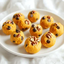 Für die No-Bake Pumpkin Cookie Dough Bites benötigst du folgende Hauptzutaten: - 1 Tasse Mandelmehl - ½ Tasse Kürbispüree aus der Dose - ¼ Tasse Ahornsirup - 1 Teelöffel Vanilleextrakt - 1 Teelöffel Kürbiskuchen-Gewürz - ¼ Teelöffel Salz - ½ Tasse Mini-Schokoladenstückchen Diese Zutaten bilden die Basis für deinen köstlichen Snack. Das Mandelmehl gibt den Bites eine nussige Note. Kürbispüree sorgt für eine feuchte, süße Konsistenz. Ahornsirup bringt die Süße. Vanilleextrakt und Kürbiskuchen-Gewürz verleihen dem Teig einen tollen Geschmack. Manchmal möchte ich meinen Bites etwas mehr Textur geben. Hier sind optionale Zutaten, die du verwenden kannst: - ¼ Tasse gehackte Pekannüsse Die Pekannüsse sind knusprig und ergänzen die Bites perfekt. Du kannst sie leicht rösten, um ihren Geschmack zu intensivieren. Wenn du die Zutaten auswählst, achte auf die Qualität. Hochwertiges Mandelmehl macht einen großen Unterschied. Suche nach frischem Kürbispüree, das keine zusätzlichen Zutaten enthält. Ahornsirup sollte rein sein, ohne Zusatzstoffe. Für die Gewürze ist es am besten, frische Gewürze zu verwenden. Sie haben mehr Geschmack. Wenn du das Gefühl hast, dass du mehr Süße brauchst, füge noch etwas Ahornsirup hinzu. Experimentiere mit den Zutaten, um deinen eigenen perfekten Biss zu finden! Für diese einfachen Bites brauchst du nur 15 Minuten. Du benötigst: - Eine große Rührschüssel - Einen Spatel - Ein Backblech - Backpapier - Einen Kühlschrank Diese Utensilien helfen dir, alles schnell und einfach zu machen. Beginne, indem du das Mandelmehl, das Kürbispüree, den Ahornsirup, den Vanilleextrakt, das Kürbiskuchen-Gewürz und das Salz in die große Schüssel gibst. Rühre alles mit dem Spatel gut um. Achte darauf, dass sich die Zutaten gut vermengen. Nach dem Mischen hast du eine teigähnliche Konsistenz. Füge dann die Mini-Schokoladenstückchen und die gehackten Pekannüsse hinzu. Mische sie vorsichtig unter den Teig. Jetzt kommt der spaßige Teil! Nimm etwa einen Esslöffel von der Mischung und forme kleine Bällchen mit deinen Händen. Lege die Bällchen auf das Backblech, das du vorher mit Backpapier ausgelegt hast. Wenn du alle Bällchen geformt hast, stelle das Backblech in den Kühlschrank. Lass die Bites dort mindestens eine Stunde ruhen. Nach dem Kühlen sind sie bereit zum Genießen! Um die perfekte Konsistenz für deine No-Bake Pumpkin Cookie Dough Bites zu erreichen, ist Mandelmehl der Schlüssel. Es gibt deinem Teig eine feine Textur. Wenn der Teig zu trocken ist, füge mehr Kürbispüree hinzu. Ist er zu feucht? Dann gib etwas mehr Mandelmehl dazu. Der Teig soll formbar sein, aber nicht klebrig. Die Süße der Bites ist wichtig. Du kannst die Menge an Ahornsirup nach deinem Geschmack anpassen. Für einen weniger süßen Snack, reduziere den Sirup um einen Esslöffel. Wenn du es süßer magst, füge einen weiteren Esslöffel hinzu. Probiere den Teig vor dem Formen aus, um die perfekte Balance zu finden. Für eine ansprechende Präsentation serviere die Bites in einer schönen Schüssel. Ein rustikales Holzbrett macht das Ganze noch schöner. Dekoriere die Bites mit ganzen Pekannüssen und einer Prise Kürbiskuchengewürz. So sehen sie nicht nur toll aus, sondern schmecken auch fantastisch. {{image_4}} Ich liebe es, mit verschiedenen Nüssen zu spielen. Du kannst Mandeln, Cashews oder Walnüsse verwenden. Diese Nüsse geben den Bites einen anderen Geschmack und eine andere Textur. Wenn du Pekannüsse magst, kannst du sie auch weglassen oder mehr dazugeben. Probiere, die Nüsse vorher anzurösten. Das verstärkt den Geschmack und macht die Bites noch besser. Die Basis ist einfach, aber die Aromen können vielseitig sein. Du kannst Zimt oder Muskatnuss hinzufügen, um den Bites mehr Tiefe zu geben. Auch etwas Kakao kann eine tolle Note bringen. Wenn du Schokolade magst, probiere dunkle Schokoladenstückchen oder sogar weiße Schokolade. Es gibt viele Wege, um die Aromen zu ändern. Sei kreativ und finde deinen Lieblingsgeschmack. Wenn du eine vegane Option möchtest, ist das einfach. Ersetze den Ahornsirup durch Agavensirup oder ein anderes pflanzliches Süßungsmittel. Achte darauf, dass die Schokoladenstückchen vegan sind. Viele Marken bieten vegane Schokolade an. So kannst du diese leckeren Bites genießen, ohne tierische Produkte zu verwenden. Vegane Snacks können genauso gut schmecken! Die No-Bake Pumpkin Cookie Dough Bites schmecken frisch aus dem Kühlschrank am besten. Sie sind perfekt kühl und haben eine tolle Konsistenz. Wenn Sie die Bites länger lagern wollen, können Sie sie auch ins Gefrierfach legen. Im Gefrierfach bleiben sie bis zu drei Monate gut. Achten Sie darauf, sie in einem luftdichten Behälter aufzubewahren. Im Kühlschrank halten die Bites bis zu einer Woche. Nach einer Woche können sie an Frische verlieren, aber sie sind noch essbar. Wenn Sie sie im Gefrierfach aufbewahren, bleiben sie länger frisch und genießbar. Denken Sie daran, sie vor dem Essen im Kühlschrank aufzutauen. Lagern Sie die Bites in einem luftdichten Behälter. Das verhindert, dass sie austrocknen oder Gerüche annehmen. Achten Sie darauf, den Behälter gut zu verschließen. Wenn Sie die Bites im Gefrierfach aufbewahren, verwenden Sie gefriergeeignete Behälter oder Beutel. Beschriften Sie die Behälter mit dem Datum, damit Sie wissen, wie lange sie schon drin sind. Die No-Bake Bites halten bis zu einer Woche im Kühlschrank. Ich empfehle, sie in einem luftdichten Behälter zu lagern. So bleiben sie frisch und lecker. Nach einer Woche könnten sie an Geschmack verlieren, also besser schnell genießen! Ja, du kannst die Zutaten anpassen! Fühl dich frei, die Pekannüsse wegzulassen oder andere Nüsse hinzuzufügen. Du kannst auch den Ahornsirup durch Honig ersetzen, wenn du magst. Experimentiere mit verschiedenen Gewürzen, um neue Aromen zu entdecken. Ja, diese Snacks sind glutenfrei. Das Mandelmehl ist eine tolle Option für glutenfreie Rezepte. Achte darauf, dass alle anderen Zutaten ebenfalls glutenfrei sind. So kannst du sicher sein, dass jeder die Bites genießen kann! Die Zutaten sind wichtig, um die besten No-Bake Bites herzustellen. Wählen Sie die Haupt- und optionalen Zutaten weise. Beachten Sie die Tipps zur Auswahl. In der Schritt-für-Schritt-Anleitung habe ich die Zubereitung einfach erklärt. Sie lernen, wie man die perfekte Mischung und Form erzielt. Tipps und Tricks helfen dabei, die Konsistenz und Süße anzupassen. Variieren Sie die Bites mit verschiedenen Nüssen und Aromen. Achten Sie auf die richtige Aufbewahrung, damit die Bites frisch bleiben. Bei Fragen finden Sie die Antworten in den FAQs. Experimentieren Sie und genießen Sie gesunde Snacks!