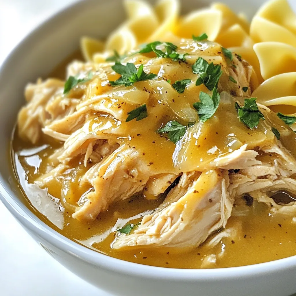 Für dieses Gericht brauchst du: - 4 Hähnchenbrustfilets, ohne Haut und Knochen - 1 Packung Zwiebel-Suppenmix - 1 Dose (295 g) Crema von Hähnchen - 240 ml Hühnerbrühe Diese Zutaten bilden die Basis für das leckere Hähnchen. Die Hähnchenbrustfilets sind mager und zart. Der Zwiebel-Suppenmix gibt der Soße viel Geschmack. Die Crema von Hähnchen sorgt für eine cremige Konsistenz. Die Hühnerbrühe fügt zusätzliches Aroma hinzu. Für den perfekten Geschmack verwende: - 1 Esslöffel Knoblauchpulver - 1 Esslöffel getrockneter Thymian - Salz und Pfeffer nach Geschmack Knoblauchpulver bringt ein würziges Aroma. Thymian gibt dem Gericht einen frischen, kräuterigen Geschmack. Mit Salz und Pfeffer kannst du die Aromen anpassen. Diese Gewürze machen das Hähnchen besonders schmackhaft und einladend. Ich empfehle, das Gericht mit diesen Beilagen zu servieren: - 2 Tassen gekochte Eiernudeln oder Kartoffelbrei - Frische Petersilie, gehackt (zum Garnieren) Eiernudeln oder Kartoffelbrei passen perfekt zur Soße. Sie nehmen die Aromen gut auf. Die gehackte Petersilie ist ein schöner Farbtupfer und bringt Frische. Füge auch einen Beilagensalat oder gedämpftes Gemüse hinzu, um das Gericht abzurunden. {{ingredient_image_2}} Beginne mit der Vorbereitung des Hähnchens. Lege die Hähnchenbrustfilets gleichmäßig in den Boden des Crockpots. Achte darauf, dass sie flach liegen. So garen sie gleichmäßig und werden zart. Die Haut und Knochen sollten entfernt sein. Dies macht das Hähnchen leichter zu essen. Jetzt ist es Zeit für die Soße. Nimm eine mittelgroße Schüssel. Mische den Zwiebel-Suppenmix, die Crema von Hähnchen, die Hühnerbrühe, das Knoblauchpulver und den getrockneten Thymian zusammen. Vergiss nicht, Salz und Pfeffer nach Geschmack hinzuzufügen. Rühre alles gut um, bis die Mischung einheitlich ist. Diese Soßenmischung sorgt für viel Geschmack. Decke den Crockpot ab. Stelle ihn auf die niedrige Stufe für 6-8 Stunden ein. Das Hähnchen ist fertig, wenn es durchgegart und zart ist. Nach dem Kochen nimm die Hähnchenbrustfilets aus dem Crockpot. Zerkleinere sie mit zwei Gabeln. Gib das zerkleinerte Hähnchen zurück in die Soße. Rühre alles gut um, damit das Hähnchen die Soße aufnimmt. Jetzt hast du ein köstliches Gericht, das bereit zum Servieren ist! Um zartes Hähnchen zu erhalten, wähle frische Brustfilets. Das langsame Garen im Crockpot macht das Fleisch weich. Je länger du es kochst, desto besser wird die Textur. Achte darauf, das Hähnchen vollständig mit der Soße zu bedecken. Dies hält es saftig und intensiviert den Geschmack. Wenn du das Hähnchen nach dem Garen zerkleinerst, lass es einige Minuten ruhen. So bleibt der Saft im Fleisch. Frische Zutaten machen einen großen Unterschied. Nutze frische Hähnchenbrustfilets und frische Kräuter, wenn möglich. Du kannst auch frische Zwiebeln anstelle von Zwiebel-Suppenmix verwenden, um mehr Geschmack zu erzielen. Frische Petersilie als Garnitur bringt Farbe und Frische in das Gericht. Achte darauf, dass die Hühnerbrühe von guter Qualität ist. Sie beeinflusst den Gesamtgeschmack stark. Serviere das Hähnchen auf einem Bett aus gekochten Eiernudeln oder Kartoffelbrei. Das hilft, die köstliche Soße aufzufangen und macht das Gericht sättigender. Verwende eine große Schöpfkelle, um das Hähnchen gleichmäßig über die Nudeln oder den Brei zu verteilen. Garnieren mit frischer Petersilie sorgt für eine ansprechende Optik. Du kannst auch einen Beilagensalat oder gedämpftes Gemüse hinzufügen, um das Gericht ausgewogen zu machen. Pro Tipps Hähnchen marinieren: Lasse die Hähnchenbrustfilets vor dem Garen einige Stunden in der Soßenmischung marinieren, um den Geschmack zu intensivieren. Variiere die Kräuter: Füge frische Kräuter wie Rosmarin oder Oregano hinzu, um dem Gericht eine zusätzliche Geschmacksdimension zu verleihen. Soße anpassen: Probiere verschiedene Cremes oder Brühen aus, um die Soße nach deinem Geschmack anzupassen und neue Aromen zu entdecken. Resteverwertung: Verwende übrig gebliebenes Hähnchen für Sandwiches oder Salate, um eine schnelle und schmackhafte Mahlzeit zu kreieren. {{image_4}} Wenn du Eiernudeln oder Kartoffelbrei nicht magst, gibt es viele leckere Optionen. Probiere stattdessen Reis oder Quinoa. Diese Beilagen passen gut zur Soße. Du kannst auch gedämpftes Gemüse oder einen frischen Salat wählen. Dadurch erhält dein Gericht mehr Farbe und Nährstoffe. Für eine low-carb Variante kannst du das Hähnchen mit Blumenkohlpüree servieren. Blumenkohl hat weniger Kohlenhydrate als Kartoffeln. Du kannst auch Zucchini-Nudeln ausprobieren. Diese Nudeln sind leicht und gesund. Das gibt deinem Gericht eine neue Note, ohne die Kohlenhydrate zu erhöhen. Du kannst auch andere Fleischsorten verwenden. Pute eignet sich gut und hat einen ähnlichen Geschmack. Rindfleisch kann ebenfalls eine gute Wahl sein. Achte darauf, dass du die Garzeit anpasst. Schweinefleisch ist auch eine Option, aber es braucht länger zum Garen. Experimentiere und finde deine Lieblingskombination! Um die Reste von Crockpot Hähnchen und Soße richtig zu lagern, lasse das Gericht zuerst abkühlen. Fülle das Hähnchen und die Soße in einen luftdichten Behälter. Achte darauf, dass die Mischung gut verschlossen ist. So bleibt der Geschmack frisch und die Textur bleibt erhalten. Du kannst die Reste bis zu drei Tage im Kühlschrank aufbewahren. Das Einfrieren ist eine tolle Option, um Reste länger haltbar zu machen. Trenne die Portionen in kleinere Behälter, um die Menge zu kontrollieren. Achte darauf, etwas Platz im Behälter zu lassen, da die Soße beim Einfrieren ausdehnt. Du kannst das Hähnchen und die Soße bis zu drei Monate im Gefrierfach aufbewahren. Um die beste Qualität zu erreichen, beschrifte die Behälter mit dem Datum. Beim Erwärmen ist es wichtig, das Hähnchen sanft zu behandeln. Du kannst die Mischung in einem Topf auf dem Herd oder in der Mikrowelle aufwärmen. Wenn du den Herd benutzt, stelle die Hitze auf niedrig und rühre gelegentlich um. In der Mikrowelle erwärmst du die Portionen in Intervallen von 1-2 Minuten. Achte darauf, dass die Mischung durchgehend heiß ist, bevor du servierst. So bleibt das Gericht lecker und saftig. Du kannst Crockpot Hähnchen bis zu vier Tage im Kühlschrank aufbewahren. Stelle sicher, dass du es in einem luftdichten Behälter lagerst. Achte darauf, dass das Hähnchen gut abgekühlt ist, bevor du es in den Kühlschrank stellst. Wenn du es länger aufbewahren möchtest, friere es ein. So bleibt der Geschmack frisch. Ja, du kannst das Rezept im Schnellkochtopf zubereiten! Reduziere die Garzeit auf etwa 15 bis 20 Minuten. Das Hähnchen bleibt zart und saftig. Füge die Soßenmischung wie im Rezept beschrieben hinzu. Stelle sicher, dass du genügend Flüssigkeit für den Druck benötigst, etwa 120 ml Hühnerbrühe. Die besten Beilagen sind gekochte Eiernudeln oder Kartoffelbrei. Beide nehmen die Soße gut auf. Du kannst auch gedämpftes Gemüse oder einen frischen Salat servieren. Diese Beilagen ergänzen das Gericht perfekt und sorgen für eine ausgewogene Mahlzeit. Crockpot Hähnchen mit Soße ist einfach und lecker. Ich habe die wichtigsten Zutaten, die Zubereitung und viele Tipps geteilt. Du kannst das Rezept leicht anpassen. Achte auf frische Zutaten für das beste Ergebnis. Die Lagerung erfolgt einfach und das Gericht bleibt lange frisch. Mit den passenden Beilagen wird das Essen perfekt. Probiere diese Ideen aus und finde deinen eigenen Liebling. Kochen macht Spaß und mit diesen Tipps gelingt es dir immer!