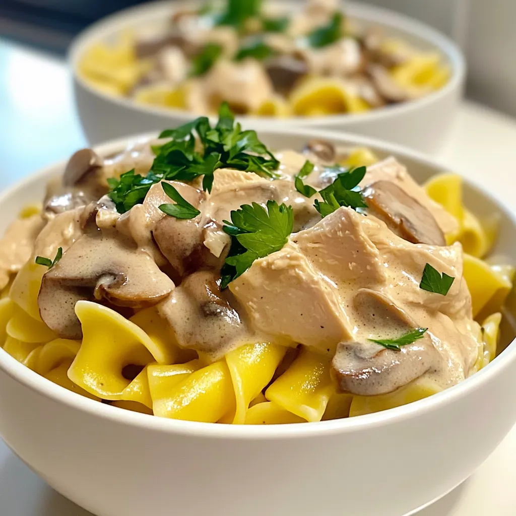 Um ein leckeres Creamy Turkey Stroganoff zuzubereiten, benötigst du folgende Zutaten: - 450 g Putenbrust - 1 mittelgroße Zwiebel - 2 Knoblauchzehen - 225 g Champignons - 240 ml Hühnerbrühe - 240 ml Schmand - 2 Esslöffel Mehl - 2 Esslöffel Olivenöl - 1 Teelöffel Paprika - Salz und Pfeffer - 225 g Eiernudeln - Frische Petersilie Diese Zutaten sind einfach zu finden. Die Putenbrust ist die Hauptzutat. Sie macht das Gericht zart und saftig. Die Zwiebel und der Knoblauch geben viel Geschmack. Champignons sorgen für eine schöne Textur. Die Hühnerbrühe und der Schmand machen die Sauce cremig und lecker. Mehl hilft, die Sauce zu binden. Paprika fügt eine warme Farbe hinzu. Eiernudeln sind perfekt, um die Sauce aufzunehmen. Frische Petersilie sorgt für einen frischen Geschmack und sieht toll aus. Du kannst die Zutaten nach deinen Vorlieben anpassen. Viel Spaß beim Kochen! {{ingredient_image_2}} Kochen Sie die Eiernudeln nach den Anweisungen auf der Packung. Achten Sie darauf, sie al dente zu garen. Gießen Sie die Nudeln ab und stellen Sie sie beiseite. Dies dauert etwa 8 bis 10 Minuten. Erhitzen Sie das Olivenöl in einer großen Pfanne bei mittlerer Hitze. Fügen Sie die gehackte Zwiebel hinzu und dünsten Sie sie, bis sie glasig ist. Dies dauert etwa 3 bis 4 Minuten. Rühren Sie den gehackten Knoblauch und die Champignons unter. Kochen Sie alles für weitere 5 Minuten, bis die Pilze weich sind. Schieben Sie das Gemüse zur Seite und fügen Sie die Putenbrust in die Pfanne. Braten Sie das Fleisch 6 bis 8 Minuten, bis es braun ist. Streuen Sie das Mehl und das Paprikapulver über das Gemüse und die Putenbrust. Vermengen Sie alles gut. Fügen Sie dann langsam die Hühnerbrühe hinzu, während Sie ständig rühren. Dies hilft, Klumpen zu vermeiden. Bringen Sie die Mischung zum Kochen und lassen Sie sie 5 Minuten kochen, bis sie leicht eindickt. Nehmen Sie die Pfanne vom Herd und rühren Sie den Schmand unter. Schmecken Sie die Sauce mit Salz und Pfeffer ab. Klappen Sie die Eiernudeln vorsichtig in die Sauce, bis alles gut vermischt ist. Um die Sauce perfekt zu machen, achten Sie auf die Menge an Hühnerbrühe. Fügen Sie sie langsam hinzu, während Sie rühren. So vermeiden Sie Klumpen. Wenn die Sauce zu dick ist, geben Sie einfach mehr Brühe dazu. Ist sie zu dünn? Lassen Sie sie etwas länger köcheln. Diese Geräte helfen Ihnen, das Gericht schnell zuzubereiten: - Eine große Pfanne - Ein Kochlöffel - Ein Schneidebrett - Ein scharfes Messer - Ein Messbecher Diese Werkzeuge machen das Kochen einfacher und schneller. Vermeiden Sie, die Putenbrust zu lange zu braten. Das Fleisch sollte zart sein. Wenn es zu lange kocht, wird es trocken. Auch das Unterlassen des Rührens beim Hinzufügen der Brühe kann Klumpen bilden. Rühren Sie gut, um eine glatte Sauce zu erhalten. Schließlich ist es wichtig, die Eiernudeln nicht zu lange zu kochen. Sie sollen al dente sein, also bissfest. Pro Tipps Fleisch marinieren: Marinieren Sie die Putenbrust vor dem Kochen für zusätzlichen Geschmack und Zartheit. Eine einfache Mischung aus Olivenöl, Zitronensaft und Gewürzen funktioniert hervorragend. Frische Kräuter hinzufügen: Verfeinern Sie das Gericht mit frischen Kräutern wie Thymian oder Schnittlauch, um eine aromatische Note zu erzielen. Variieren Sie die Pilze: Experimentieren Sie mit verschiedenen Pilzsorten, wie Shiitake oder Steinpilzen, um dem Gericht eine interessante Geschmacksvielfalt zu verleihen. Cremigkeit anpassen: Für eine reichhaltigere Sauce können Sie zusätzliches Schmand oder Crème fraîche einrühren, um die Cremigkeit zu erhöhen. {{image_4}} Für eine vegetarische Variante des Creamy Turkey Stroganoff, tauschen Sie die Putenbrust gegen Tofu aus. Wählen Sie festen Tofu für die beste Textur. Schneiden Sie den Tofu in kleine Würfel. Braten Sie ihn in Olivenöl goldbraun. Folgen Sie dann dem Rezept wie gewohnt. Der Tofu nimmt die Aromen gut auf. Fügen Sie auch etwas Sojasauce hinzu, um den Geschmack zu vertiefen. Sie können auch Hähnchen oder Rind verwenden. Diese Optionen bringen neuen Geschmack. Bei Hähnchen ist die Zubereitung ähnlich wie bei der Pute. Für Rindfleisch, nutzen Sie dünn geschnittene Filetstücke. Braten Sie das Fleisch etwas länger an, bis es zart ist. Beide Alternativen bieten ein herzhaftes und nahrhaftes Gericht. Experimentieren Sie mit verschiedenen Kräutern, um den Geschmack zu variieren. Wenn Sie es schärfer mögen, fügen Sie Chili oder mehr Paprika hinzu. Eine kleine Menge frischer Chili bringt Hitze. Wenn Sie Paprikapulver verwenden, probieren Sie geräuchertes Paprikapulver für einen besonderen Geschmack. Achten Sie darauf, die Schärfe anzupassen, je nachdem, wie viele Menschen essen. Diese Variationen bringen mehr Spannung in Ihr Gericht und machen es aufregend. Um Reste von cremigem Truthahn Stroganoff zu lagern, lassen Sie das Gericht zunächst abkühlen. Füllen Sie die Reste in einen luftdichten Behälter. Sie können das Gericht im Kühlschrank bis zu drei Tage aufbewahren. Achten Sie darauf, dass der Behälter gut verschlossen ist, um den Geschmack zu bewahren. Wenn Sie eine größere Menge gemacht haben, können Sie den Stroganoff einfrieren. Portionieren Sie das Gericht in gefriergeeignete Behälter oder Beutel. Achten Sie darauf, die Luft so gut wie möglich herauszudrücken. So bleibt der Geschmack frisch. Das Gericht kann bis zu drei Monate im Gefrierfach bleiben. Zum Auftauen stellen Sie den Behälter über Nacht in den Kühlschrank. Um das Gericht aufzuwärmen, gibt es zwei Optionen. In der Mikrowelle erhitzen Sie den Stroganoff in einem mikrowellengeeigneten Behälter. Decken Sie ihn ab, damit er nicht austrocknet. Ein bis zwei Minuten sollten genügen, um ihn heiß zu machen. Wenn Sie den Ofen verwenden möchten, geben Sie das Gericht in eine Auflaufform. Decken Sie die Form mit Aluminiumfolie ab und erhitzen Sie sie bei 180 Grad Celsius für etwa 15-20 Minuten. So bleibt der Stroganoff schön cremig. Die Zubereitung von Creamy Turkey Stroganoff dauert etwa 15 Minuten. Wenn man die Eiernudeln hinzuzählt, ergibt sich eine Gesamtzeit von 30 Minuten. Dies macht es zu einer schnellen und leckeren Mahlzeit. Du kannst das Gericht leicht an einem Wochentag zubereiten. Ja, du kannst Sahne anstelle von Schmand verwenden. Sahne macht das Gericht noch cremiger. Beachte, dass die Sauce dann etwas flüssiger sein kann. Du musst eventuell die Menge an Hühnerbrühe anpassen, um die Konsistenz zu steuern. Probiere es aus und finde die perfekte Balance für deinen Geschmack. Zu Creamy Turkey Stroganoff passen viele Gemüsesorten. Hier sind einige gute Optionen: - Brokkoli - Erbsen - Karotten - Paprika - Zucchini Diese Gemüsesorten bringen Farbe und Nährstoffe in dein Gericht. Du kannst sie einfach dünsten oder anbraten, bevor du sie in die Sauce gibst. So erhältst du eine vollständige und gesunde Mahlzeit. In diesem Blogpost haben wir über das Rezept für Creamy Turkey Stroganoff gesprochen. Ich habe die Zutaten aufgelistet, die Zubereitung klar erklärt und viele nützliche Tipps gegeben. Variationen zeigen, wie man das Gericht anpassen kann, und ich habe hilfreiche Lagerinformationen geteilt. Denke immer daran, dass einfache Fehler großen Einfluss auf dein Gericht haben können. Mit diesem Wissen bist du gut gerüstet, um ein leckeres Abendessen zu zaubern. Viel Spaß beim Kochen und Ausprobieren!