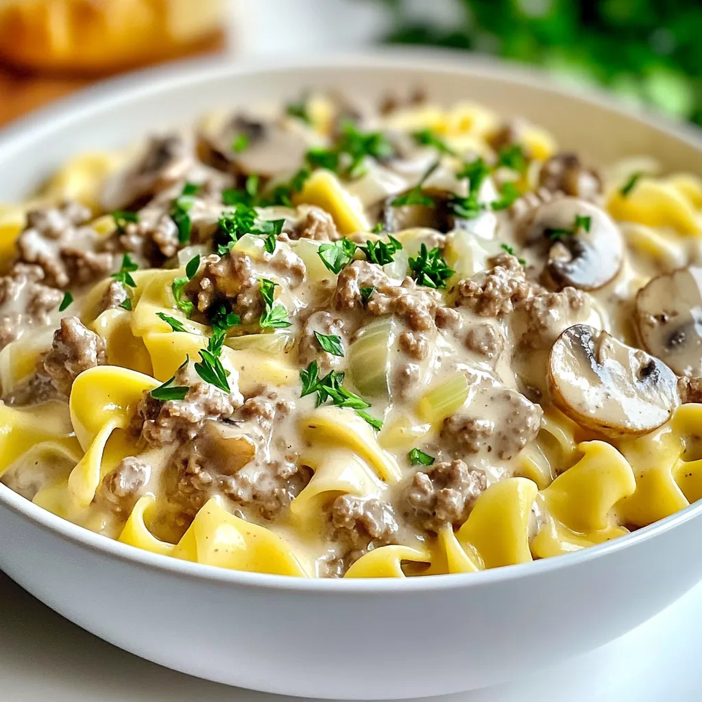 Für cremigen Rinderstroganoff benötigst du einige wichtige Zutaten: - 450 g Rinderhackfleisch - 1 mittlere Zwiebel, fein gehackt - 2 Knoblauchzehen, gehackt - 225 g Champignons, in Scheiben geschnitten - 240 ml Rinderbrühe - 240 ml saure Sahne - 2 Esslöffel Weizenmehl - 2 Esslöffel Worcestersauce - 1 Teelöffel Dijon-Senf - 1 Teelöffel Paprika - Salz und Pfeffer nach Geschmack - 340 g Eiernudeln - Frische Petersilie, gehackt Die Gewürze machen einen großen Unterschied. Paprika bringt eine subtile Wärme. Dijon-Senf gibt dem Gericht eine feine Schärfe. Worcestersauce fügt Tiefe und Umami hinzu. Du kannst die Gewürze nach deinem Geschmack anpassen. Salz und Pfeffer sind wichtig für den letzten Schliff. Frische Zutaten sorgen für mehr Geschmack. Wähle frische Champignons, die fest und nicht matschig sind. Die Zwiebeln sollten glänzend und fest sein. Achte darauf, dass das Rinderhackfleisch rot und saftig aussieht. Frische Petersilie ist ideal zum Garnieren und verleiht Farbe. Wenn du gute Zutaten verwendest, schmeckt dein Rinderstroganoff noch besser. {{ingredient_image_2}} Koche die Eiernudeln in einem großen Topf. Nutze sprudelndes Salzwasser und koche sie al dente. Dies dauert in der Regel 8 bis 10 Minuten. Nach dem Kochen die Nudeln abgießen und beiseite stellen. Nehme eine große Pfanne und erhitze sie auf mittlerer Hitze. Füge dann das Rinderhackfleisch hinzu. Brate es an, bis es braun ist. Zerkleinere das Fleisch mit einem Spatel, damit es gleichmäßig gart. Falls nötig, gieße überschüssiges Fett ab. Jetzt ist es Zeit für die Aromastoffe! Gib die fein gehackte Zwiebel und den gehackten Knoblauch in die Pfanne. Brate sie 3 bis 4 Minuten lang an, bis die Zwiebel glasig wird. So entfalten sie ihren vollen Geschmack. Füge die in Scheiben geschnittenen Champignons hinzu. Rühre sie gut um und lasse sie weitere 5 Minuten garen. Sie sollten weich werden und ihren Saft abgeben. Streue das Mehl gleichmäßig über die Mischung und rühre gut um. Gieße langsam die Rinderbrühe hinein, um Klumpen zu vermeiden. Jetzt kommt der beste Teil! Gib die gekochten Eiernudeln in die Pfanne. Vermenge alles vorsichtig, bis die Nudeln gleichmäßig mit der cremigen Sauce überzogen sind. Dies sorgt für einen tollen Geschmack und eine schöne Konsistenz. Nehme die Pfanne vom Herd. Garniere das Gericht mit frischer, gehackter Petersilie. Serviere den Rinderstroganoff in flachen Schalen. Ein Stück knuspriges Brot passt perfekt dazu, um die Sauce aufzutunken. Um die perfekte Konsistenz für deinen Rinderstroganoff zu erreichen, achte auf die Menge der Flüssigkeit. Die saure Sahne und die Rinderbrühe geben der Sauce die Cremigkeit. Du kannst die Brühe nach Geschmack anpassen. Wenn die Sauce zu dick ist, füge etwas mehr Brühe hinzu. Ist sie zu dünn, lasse sie länger köcheln, damit sie eindickt. Das Mehl hilft auch, die Sauce schön cremig zu machen. Um Klumpen in der Sauce zu vermeiden, streue das Mehl gleichmäßig über die Mischung. Rühre es gut ein, bevor du die Brühe hinzufügst. Gieße die Brühe langsam ein und rühre ständig. So verteilst du die Flüssigkeit gleichmäßig und verhinderst Klumpen. Achte darauf, dass die Hitze nicht zu hoch ist, wenn du die saure Sahne hinzufügst. So bleibt die Sauce glatt und cremig. Die richtige Würze macht deinen Rinderstroganoff besonders lecker. Verwende Paprika und Dijon-Senf für einen tollen Geschmack. Worcestersauce bringt Tiefe in die Aromen. Vergiss nicht, mit Salz und Pfeffer nach Geschmack zu würzen. Du kannst auch frische Kräuter wie Petersilie oder Thymian hinzufügen, um den Geschmack zu heben. Probiere, die Gewürze nach dem Kochen anzupassen, damit sie perfekt zu deinem Geschmack passen. Pro Tipps Rinderhackfleisch anbraten: Braten Sie das Rinderhackfleisch bei mittlerer Hitze an, um eine schöne Bräunung zu erzielen. Dies verleiht dem Gericht mehr Geschmack. Frische Kräuter verwenden: Fügen Sie frische Kräuter wie Thymian oder Oregano hinzu, um dem Stroganoff eine zusätzliche Geschmacksdimension zu verleihen. Champignons variieren: Probieren Sie verschiedene Pilzsorten wie Shiitake oder Portobello, um dem Gericht eine interessante Textur und einen einzigartigen Geschmack zu geben. Nudeln al dente kochen: Achten Sie darauf, die Eiernudeln nur al dente zu kochen, damit sie beim Mischen mit der Sauce nicht zu weich werden. {{image_4}} Wenn du eine vegetarische Variante von Rinderstroganoff machen möchtest, ersetze das Rinderhackfleisch. Du kannst stattdessen pflanzliches Hackfleisch verwenden. Auch Tofu oder Tempeh sind gute Alternativen. Diese Optionen geben deinem Gericht eine schöne Textur. Verwende die gleichen Gewürze und die cremige Sauce. So bleibt der Geschmack toll. Eiernudeln sind klassisch, aber du kannst auch andere Nudeln nutzen. Spaghetti, Fusilli oder sogar Zucchini-Nudeln sind lecker. Die Wahl der Nudeln kann den Geschmack ändern. Probiere es aus und finde deine Lieblingskombination. Achte darauf, die Kochzeit anzupassen, je nach Nudelsorte. Gemüse ist eine tolle Ergänzung für deinen Stroganoff. Du kannst Paprika, Brokkoli oder Erbsen hinzufügen. Diese geben dem Gericht mehr Farbe und Nährstoffe. Brate das Gemüse einfach zusammen mit der Zwiebel und dem Knoblauch an. So wird alles gleichmäßig gar und lecker. Um die Reste von cremigem Rinderstroganoff richtig zu lagern, nutze einen luftdichten Behälter. Lass das Gericht zuerst auf Raumtemperatur abkühlen. Danach, decke den Behälter gut ab und stelle ihn in den Kühlschrank. So bleibt der Stroganoff frisch. Er hält sich dort bis zu drei Tage. Wenn du den Rinderstroganoff länger aufbewahren möchtest, friere ihn ein. Fülle ihn in einen gefriergeeigneten Behälter. Achte darauf, etwas Platz zu lassen, da der Stroganoff beim Einfrieren expandiert. So bleibt er bis zu drei Monate haltbar. Beschrifte den Behälter mit Datum und Inhalt. Um den Rinderstroganoff aufzuwärmen, nimm ihn aus dem Kühlschrank oder Gefrierfach. Bei Kühlschrank-Resten, erhitze ihn in einer Pfanne bei mittlerer Hitze. Rühre regelmäßig um und füge etwas Brühe oder Wasser hinzu, wenn er zu dick ist. Wenn er gefroren ist, tau ihn zuerst im Kühlschrank auf. Auf diese Weise bleibt die Sauce cremig und lecker. Die Zubereitung von cremigem Rinderstroganoff dauert etwa 30 Minuten. Die Vorbereitungszeit beträgt 15 Minuten, gefolgt von einer Kochzeit von 15 Minuten. Das macht es zu einem schnellen und einfachen Gericht, ideal für hektische Tage. Ja, du kannst Rindergehacktes ersetzen. Du kannst Puten- oder Hähnchenhackfleisch verwenden. Für eine vegetarische Option sind Linsen oder Pilze gute Alternativen. Diese Optionen bieten Geschmack und Struktur. Die beste Beilage zu Rinderstroganoff sind Eiernudeln. Sie passen perfekt zu der cremigen Sauce. Auch Reis oder knuspriges Brot sind tolle Begleiter. Brot eignet sich hervorragend zum Dippen. Ja, du kannst Rinderstroganoff im Voraus zubereiten. Koche es, lass es abkühlen und lagere es im Kühlschrank. So bleibt es frisch für bis zu drei Tage. Erwärme es vor dem Servieren. Zu Rinderstroganoff passt knuspriges Brot sehr gut. Baguette oder Ciabatta sind beliebte Optionen. Sie sind perfekt zum Dippen in die cremige Sauce. In diesem Blogpost haben wir die wichtigsten Zutaten und Schritte für cremigen Rinderstroganoff besprochen. Du hast gelernt, wie man die perfekten Eiernudeln zubereitet und das Rinderhackfleisch anbrät. Zudem haben wir Tipps für die richtige Konsistenz der Sauce gegeben. Variationen wie vegetarische Optionen wurden ebenfalls behandelt. Zum Schluss hast du erfahren, wie man Reste lagert und aufwärmt. Ich hoffe, du fühlst dich nun bereit, dieses Gericht selbst zu probieren. Viel Spaß beim Kochen!