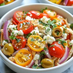Für dieses Rezept brauchst du die folgenden Hauptzutaten: - 4 Hähnchenbrustfilets, ohne Haut und Knochen - 1 Tasse Kirschtomaten, halbiert - 1 rote Zwiebel, in dünne Scheiben geschnitten - 1 rote Paprika, in dünne Streifen geschnitten - 1 Tasse Kalamata-Oliven, entsteint und halbiert - 3 Knoblauchzehen, fein gehackt Diese Zutaten geben dem Gericht seinen vollen, reichen Geschmack. Das Hähnchen ist zart und saftig, während das Gemüse frisch und bunt ist. Die Marinade ist der Schlüssel zu diesem Gericht. Du benötigst: - 2 Esslöffel Olivenöl - 1 Esslöffel getrockneter Oregano - 1 Teelöffel Salz - ½ Teelöffel schwarzer Pfeffer - Saft von 1 Zitrone Diese Gewürze und das Olivenöl machen das Hähnchen würzig und aromatisch. Das Zitronenwasser sorgt für einen frischen Geschmack. Um dein griechisches Hähnchen zu verfeinern, kannst du es mit Garnierungen anrichten. Hier sind einige Vorschläge: - Feta-Käse, zerbröselt - Frische Petersilie, gehackt Diese Zutaten verleihen deinem Gericht eine schöne Farbe und zusätzlichen Geschmack. Sie machen dein Hähnchen noch ansprechender und leckerer. {{ingredient_image_2}} Zuerst nimmst du die Hähnchenbrustfilets. Stelle sicher, dass sie ohne Haut und Knochen sind. Lege die Filets gleichmäßig auf den Boden des Slow Cookers. So kochen sie gleichmäßig und bleiben saftig. Jetzt kommt das Gemüse. Nimm die Kirschtomaten und halbiere sie. Schneide die rote Zwiebel in dünne Scheiben und die rote Paprika in Streifen. Verteile das gesamte Gemüse gleichmäßig über dem Hähnchen. Füge die entsteinten Kalamata-Oliven hinzu und streue den gehackten Knoblauch darüber. Dies gibt einen tollen Geschmack. Für die Marinade mische in einer kleinen Schüssel das Olivenöl, den Oregano, das Salz, den Pfeffer und den Zitronensaft. Verquirle alles gut miteinander. Gieße die Marinade gleichmäßig über die Hähnchen- und Gemüse-Mischung. Jetzt decke den Slow Cooker ab. Stelle ihn auf niedrige Stufe und lasse alles 6-8 Stunden kochen. Das Hähnchen ist fertig, wenn es zart ist und sich leicht mit einer Gabel zerteilen lässt. Nach dem Kochen kannst du das Hähnchen mit zwei Gabeln zerkleinern und mit dem Gemüse vermengen. Garniere das Gericht mit zerbröckeltem Feta-Käse und frisch gehackter Petersilie. Um das Hähnchen perfekt zart zu machen, ist die Kochzeit wichtig. Kochen Sie es 6 bis 8 Stunden auf niedriger Stufe. Die langsame Hitze macht das Hähnchen weich. Sie können auch die Brustfilets leicht mit einer Gabel zerdrücken. So bleibt das Fleisch saftig und lecker. Achten Sie darauf, dass der Slow Cooker gut abgedeckt bleibt. Der Dampf hilft, das Hähnchen zart zu halten. Das Rezept lässt sich leicht anpassen. Fügen Sie zum Beispiel Paprikapulver oder Kreuzkümmel hinzu. Diese Gewürze bringen neue Aromen. Sie können auch frische Kräuter wie Thymian oder Basilikum verwenden. Diese Kräuter verleihen dem Gericht einen frischen Geschmack. Für ein wenig Schärfe können Sie rote Pfefferflocken hinzufügen. Experimentieren Sie mit verschiedenen Zutaten, um Ihren eigenen Stil zu finden. Das griechische Hähnchen passt gut zu vielen Beilagen. Servieren Sie es mit warmem Pita-Brot. Ein leichter griechischer Salat ergänzt die Aromen. Auch Reis oder Quinoa sind gute Optionen. Diese Beilagen helfen, die köstliche Sauce aufzusaugen. Garnieren Sie das Hähnchen mit zerbröckeltem Feta-Käse und frischer Petersilie. So sieht das Gericht besonders einladend aus. Pro Tipps Hähnchen marinieren: Lassen Sie das Hähnchen vor dem Kochen für mindestens 30 Minuten in der Marinade ziehen, um den Geschmack zu intensivieren. Gemüse variieren: Fügen Sie saisonales Gemüse wie Zucchini oder Auberginen hinzu, um das Gericht noch bunter und nährstoffreicher zu gestalten. Langsame Garzeit: Überprüfen Sie das Hähnchen gegen Ende der Garzeit, um sicherzustellen, dass es zart und saftig bleibt, ohne auszutrocknen. Serviervorschlag: Servieren Sie das Gericht mit warmem Pita-Brot und einem erfrischenden Joghurt-Dip für ein authentisches griechisches Erlebnis. {{image_4}} Für alle, die auf Fleisch verzichten wollen, gibt es tolle Alternativen. Ein einfacher Weg ist, das Hähnchen durch Kichererbsen zu ersetzen. Kichererbsen sind nahrhaft und geben dem Gericht eine gute Textur. Du kannst auch Quinoa verwenden. Es hat einen nussigen Geschmack und ist sehr gesund. Gemischtes Gemüse wie Zucchini oder Auberginen funktioniert auch gut. Diese Optionen machen das Gericht frisch und leicht. Die Gewürze sind der Schlüssel zu diesem Gericht. Du kannst die Menge des Oreganos anpassen, um es milder oder würziger zu machen. Wenn du etwas Schärfe magst, füge eine Prise Cayennepfeffer hinzu. Für eine süßere Note probiere etwas Honig oder Zucker in der Marinade. Experimentiere mit Zitronenschale für mehr Frische. Jeder kann so seinen eigenen Geschmack finden. Wenn du das Hähnchen ersetzen möchtest, gibt es viele Optionen. Pute ist eine leichte und gesunde Wahl. Auch Schweinefleisch kann gut funktionieren, besonders in Form von Filets. Für eine pflanzliche Option sind Tofu oder Tempeh ideal. Beide nehmen den Geschmack der Marinade gut auf. So bleibt das Gericht sättigend und lecker, egal welche Proteinquelle du wählst. Wenn Sie Reste von Ihrem Slow Cooker griechischen Hähnchen haben, lagern Sie diese in einem luftdichten Behälter. Lassen Sie das Gericht zuerst auf Raumtemperatur abkühlen. Im Kühlschrank hält es sich bis zu drei Tage. Achten Sie darauf, das Hähnchen nicht länger stehen zu lassen, um die Frische zu wahren. Sie können auch Reste einfrieren. Teilen Sie das Hähnchen in Portionen auf und geben Sie es in gefriergeeignete Beutel. Lassen Sie etwas Platz im Beutel, um die Ausdehnung beim Gefrieren zu ermöglichen. Im Gefrierfach bleibt das Hähnchen bis zu drei Monate frisch. Beschriften Sie die Beutel mit dem Datum, damit Sie wissen, wann sie eingefroren wurden. Um das gefrorene Hähnchen aufzutauen, legen Sie es über Nacht in den Kühlschrank. Zum Aufwärmen können Sie die Mikrowelle oder den Herd nutzen. Wenn Sie die Mikrowelle verwenden, stellen Sie die Leistung auf niedrig, damit das Hähnchen gleichmäßig warm wird. Alternativ können Sie das Hähnchen in einem Topf bei niedriger Hitze erwärmen. Fügen Sie ein wenig Wasser oder Brühe hinzu, um das Hähnchen saftig zu halten. Sie können die Zutaten 6 bis 8 Stunden im Slow Cooker lassen. Wenn Sie die Zeit verlängern, wird das Hähnchen zarter. Achten Sie darauf, dass es nicht zu lange kocht, sonst wird es trocken. Prüfen Sie das Hähnchen nach 6 Stunden. Es sollte sich leicht mit einer Gabel zerteilen lassen. Ja, frisches Gemüse ist eine tolle Wahl. Es gibt dem Gericht einen besseren Geschmack und eine schöne Textur. Verwenden Sie Kirschtomaten, rote Zwiebeln und Paprika. Schneiden Sie die Gemüse in gleichmäßige Stücke. Das sorgt dafür, dass alles gleichmäßig gart. Um das Rezept für mehr Portionen anzupassen, fügen Sie mehr Hähnchenbrustfilets hinzu. Achten Sie darauf, dass die Menge an Gemüse und Gewürzen ebenfalls steigt. Verdoppeln Sie die Zutaten für 8 Portionen. Kochen Sie das Gericht weiterhin 6 bis 8 Stunden. Wenn Sie mehr Hähnchen verwenden, kann es länger dauern, bis es zart wird. In diesem Blogbeitrag haben wir die Zutaten für das griechische Hähnchen besprochen. Du hast gelernt, wie man sie richtig zubereitet und marinieren kann. Wir haben viele Tipps geteilt, um das Hähnchen zart zu machen und verschiedene Varianten vorgestellt. Auch die Lagerung von Resten wurde behandelt. Denke daran, dass du mit kleinen Anpassungen große Geschmäcker erzielen kannst. Probiere verschiedene Beilagen und Gewürze aus. So wird jede Mahlzeit zu etwas Besonderem.