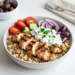 Um deine Gyro Schalen zuzubereiten, brauchst du folgende Hauptzutaten: - 450 g Hähnchenschenkel, ohne Knochen und Haut - 2 Esslöffel Olivenöl - 2 Teelöffel getrockneter Oregano - 1 Teelöffel Knoblauchpulver - 1 Teelöffel Zwiebelpulver - 1 Teelöffel Paprika - Salz und Pfeffer nach Geschmack - 2 Tassen gekochte Quinoa oder brauner Reis Für die Marinade, die dem Hähnchen viel Geschmack gibt, verwende: - 2 Esslöffel Olivenöl - 2 Teelöffel getrockneter Oregano - 1 Teelöffel Knoblauchpulver - 1 Teelöffel Zwiebelpulver - 1 Teelöffel Paprika - Salz und Pfeffer nach Geschmack Diese Zutaten sorgen für einen tollen, mediterranen Geschmack. Die Toppings machen deine Schalen bunt und frisch. Hier sind die Zutaten: - 1 Tasse Kirschtomaten, halbiert - 1 Gurke, gewürfelt - 1 rote Zwiebel, dünn geschnitten - ½ Tasse Kalamata-Oliven, entsteint und halbiert - 1 Tasse Tzatziki-Sauce (fertig gekauft oder hausgemacht) - Frische Petersilie, gehackt (zur Garnitur) Jede Zutat bringt einen eigenen Geschmack und eine schöne Farbe in die Schalen. {{ingredient_image_2}} Zuerst bereite ich die Marinade vor. Ich nehme eine Schüssel und gebe Olivenöl, Oregano, Knoblauchpulver, Zwiebelpulver, Paprika, Salz und Pfeffer hinein. Ich vermenge alles gut, bis eine glatte Marinade entsteht. Dann lege ich die Hähnchenschenkel in die Marinade. Ich stelle sicher, dass jedes Stück gut bedeckt ist. Die Schüssel decke ich ab und stelle sie für mindestens 30 Minuten in den Kühlschrank. Wenn ich mehr Geschmack möchte, lasse ich das Hähnchen bis zu zwei Stunden marinieren. Ich heize meinen Grill oder die Grillpfanne auf mittelhohe Hitze vor. Wenn der Grill heiß ist, lege ich die marinierten Hähnchenschenkel darauf. Ich grille sie 5 bis 7 Minuten auf jeder Seite. Das Hähnchen ist fertig, wenn es durchgegart ist und schöne Grillstreifen hat. Nach dem Grillen nehme ich das Hähnchen vom Grill. Ich lasse es ein paar Minuten ruhen, bevor ich es in Streifen schneide. Für die Schalen benutze ich eine große Servierschüssel. Zuerst verteile ich die gekochte Quinoa oder den braunen Reis gleichmäßig als Basis. Dann belege ich die Schalen mit den geschnittenen Hähnchenstreifen. Ich füge Kirschtomaten, Gurken, rote Zwiebeln und Kalamata-Oliven hinzu. Zum Schluss gebe ich die Tzatziki-Sauce großzügig darüber. Frische gehackte Petersilie sorgt für einen schönen Farb- und Aromahighlight. Um das Hähnchen perfekt zu grillen, achte auf die Temperatur. Heize deinen Grill gut vor. Du willst, dass die Hitze stark genug ist, um schöne Grillstreifen zu erzeugen. Lege die marinierten Hähnchenschenkel auf den Grill und lasse sie 5 bis 7 Minuten pro Seite braten. Wenn das Hähnchen eine goldene Farbe hat, ist es bereit. Lass das Hähnchen nach dem Grillen ruhen. So bleibt das Fleisch saftig. Tzatziki ist eine tolle Sauce für deine Gyro Schalen. Du kannst sie leicht anpassen. Füge mehr Knoblauch hinzu, wenn du ihn magst. Für einen frischen Geschmack kannst du auch Dill oder Minze reinkriegen. Ein Spritzer Zitrone gibt dem Tzatziki einen zusätzlichen Kick. Wenn du eine cremigere Konsistenz magst, nutze mehr Joghurt. Probiere einfach bis es dir schmeckt! Die Garnitur macht deine Schalen besonders schön. Verwende frische Petersilie für Farbe und Geschmack. Du kannst auch Feta-Käse darüber streuen für mehr Würze. Ein paar Oliven geben einen tollen, salzigen Biss. Denke daran, die Zutaten hübsch zu arrangieren. So wird jede Schale ein kleines Kunstwerk! Pro Tipps Marinierzeit maximieren: Lasse das Hähnchen mindestens 2 Stunden marinieren, um den Geschmack zu intensivieren. Grilltemperatur überprüfen: Stelle sicher, dass der Grill gut vorgeheizt ist, damit das Hähnchen gleichmäßig garen kann. Frische Zutaten verwenden: Verwende frisches Gemüse und hausgemachtes Tzatziki für den besten Geschmack. Servierideen: Serviere die Schalen mit einem Zitronenschnitz für zusätzlichen frischen Geschmack und eine schöne Präsentation. {{image_4}} Wenn du eine vegetarische Option möchtest, kannst du das Hähnchen durch Kichererbsen ersetzen. Kichererbsen sind nahrhaft und lecker. Du kannst sie auch marinieren. Nutze die gleiche Marinade wie für das Hähnchen. Brate sie in einer Pfanne, bis sie goldbraun sind. Das gibt dir eine tolle Textur. Anstelle von Quinoa oder Reis kannst du auch Couscous verwenden. Couscous ist schnell zubereitet und leicht. Du kannst auch Blumenkohlreis probieren. Er ist kalorienarm und sehr gesund. Einfach Blumenkohl in einer Küchenmaschine zerkleinern und kurz anbraten. Zusätzliche Toppings machen die Gyro Schalen noch besser. Füge Avocado für Cremigkeit hinzu. Feta-Käse bringt einen salzigen Geschmack. Du kannst auch frische Minze oder Dill für mehr Frische verwenden. Als Beilage passen Pita-Brote gut. Sie sind perfekt, um die Schalen zu ergänzen. Wenn du Reste deiner Gyro Schalen hast, bewahre sie in einem luftdichten Behälter auf. Stelle sicher, dass das Hähnchen, das Gemüse und die Quinoa oder der Reis getrennt von der Tzatziki-Sauce sind. So bleibt alles frisch und lecker. Du kannst die Schalen bis zu drei Tage im Kühlschrank lagern. Um die Gyro Schalen aufzuwärmen, nimm das Hähnchen und das Gemüse aus dem Kühlschrank. Erhitze das Hähnchen in einer Pfanne auf mittlerer Hitze, bis es warm ist. Das Gemüse kannst du ebenfalls kurz in der Pfanne erwärmen oder kalt lassen, je nach Geschmack. Achte darauf, die Tzatziki-Sauce erst nach dem Erwärmen hinzuzufügen. So bleibt sie cremig und frisch. - Hähnchen: Gekochtes Hähnchen hält sich 3-4 Tage im Kühlschrank. - Quinoa oder Reis: Das gekochte Korn bleibt 4-5 Tage frisch. - Gemüse: Kirschtomaten und Gurken sind am besten innerhalb von 2-3 Tagen verzehrt. - Tzatziki-Sauce: Diese hält sich bis zu einer Woche, wenn sie gut gekühlt wird. - Oliven: Kalamata-Oliven bleiben in einem geschlossenen Glas bis zu einem Jahr haltbar. Indem du diese Tipps beachtest, kannst du deine leckeren Gyro Schalen länger genießen! Das Hähnchen sollte mindestens 30 Minuten mariniert werden. Dies gibt den Gewürzen Zeit, in das Fleisch einzudringen. Wenn du mehr Geschmack willst, mariniere es bis zu 2 Stunden. So wird das Hähnchen noch zarter und aromatischer. Achte darauf, es im Kühlschrank zu lagern, während es mariniert. Ja, Tzatziki lässt sich leicht selbst machen. Du benötigst griechischen Joghurt, Gurke, Knoblauch, Zitronensaft, Salz und Pfeffer. Reibe die Gurke und drücke das Wasser aus. Mische dann alles zusammen. Lass die Sauce etwas ziehen, damit sich die Aromen entfalten. So hast du eine frische, gesunde Sauce für deine Gyro Schalen. Zu Gyro Schalen passen viele Beilagen. Hier sind einige Ideen: - Fladenbrot - Feta-Käse - Gegrilltes Gemüse - Hummus - Reis oder Quinoa als Grundlage Diese Beilagen ergänzen die Aromen und machen die Mahlzeit noch besser. Probiere sie aus und finde deine Favoriten! Griechische Hühnchen Gyro Schalen sind einfach und lecker. Wir haben die besten Zutaten, einen klaren Herstellungsprozess und nützliche Tipps behandelt. Du hast auch Optionen wie vegetarische Gerichte kennengelernt. Denke daran, wie du übrig gebliebene Schalen lagerst und wieder aufwärmst. Diese Schritte machen das Zubereiten einfach und lecker. Experimentiere mit verschiedenen Toppings und Variationen. So wird jedes Gericht einzigartig und köstlich. Nutze die Informationen, um dein eigenes perfektes Gyros-Erlebnis zu schaffen!