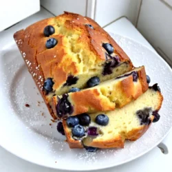 Hier sind die genauen Zutaten für dein Zitronen-Blaubeer-Brot: - 1 ½ Tassen Allzweckmehl - 1 Teelöffel Backpulver - ½ Teelöffel Natron - ¼ Teelöffel Salz - ½ Tasse ungesalzene Butter, weich - 1 Tasse Zucker - 2 große Eier - Schale einer Zitrone (gerieben) - ½ Tasse frischer Zitronensaft - 1 Teelöffel Vanilleextrakt - 1 Tasse frische Blaubeeren (eingelegte sind auch möglich) - 2 Esslöffel Puderzucker (zum Bestäuben, optional) Diese Zutaten ergeben ein saftiges und leckeres Brot. Sie sind leicht zu finden und einfach zu verarbeiten. Frische Blaubeeren sind ideal. Sie haben einen tollen Geschmack und eine schöne Farbe. Wenn du keine frischen findest, kannst du gefrorene verwenden. Achte darauf, sie vorher aufzulösen und gut abzutropfen. So wird dein Brot nicht matschig. Beide Optionen sind gut. Frische Blaubeeren geben mehr Textur. Gefrorene Blaubeeren sind praktisch und halten länger. Wenn du glutenfrei backen möchtest, gibt es tolle Alternativen. Nutze glutenfreies Mehl, wie z.B. Mandel- oder Kokosmehl. Du kannst auch eine Mischung aus glutenfreien Mehlen verwenden. Achte darauf, das Backpulver und das Natron in der gleichen Menge zu verwenden. Das Ergebnis wird zwar etwas anders, aber immer noch lecker. Dein Brot bleibt saftig und aromatisch. {{ingredient_image_2}} Heize deinen Ofen auf 175°C (350°F) vor. Fette eine Kastenform mit Butter ein oder lege sie mit Backpapier aus. Dies hilft, das Brot später einfach herauszunehmen. In einer mittelgroßen Schüssel mische 1 ½ Tassen Allzweckmehl, 1 Teelöffel Backpulver, ½ Teelöffel Natron und ¼ Teelöffel Salz. Rühre alles gut um, damit sich die Zutaten gleichmäßig verteilen. Stelle die Schüssel beiseite, während du die feuchten Zutaten vorbereitest. Nimm eine große Rührschüssel und füge ½ Tasse weiche ungesalzene Butter und 1 Tasse Zucker hinzu. Mit einem Handmixer oder einer Küchenmaschine schlage die Mischung für etwa 3-4 Minuten. Die Masse sollte hell und fluffig sein. Füge 2 große Eier nacheinander zur Butter-Zucker-Mischung hinzu. Rühre gut um, bis jedes Ei vollständig eingearbeitet ist. Danach gib die geriebene Schale einer Zitrone, ½ Tasse frischen Zitronensaft und 1 Teelöffel Vanilleextrakt hinzu. Mische alles gut zusammen. Gib die trockenen Zutaten in die feuchte Mischung. Rühre vorsichtig, bis alles gerade so kombiniert ist. Achte darauf, nicht zu übermixen. Füge dann 1 Tasse frische Blaubeeren hinzu und hebe sie vorsichtig unter, sodass sie gleichmäßig im Teig verteilt sind. Gieße den Teig in die vorbereitete Kastenform. Glätte die Oberfläche mit einem Spatel. Backe das Brot für etwa 55-60 Minuten. Es ist fertig, wenn ein Zahnstocher in der Mitte sauber herauskommt. Lass das Brot für 10 Minuten in der Form abkühlen. Danach lege es auf ein Kuchengitter, um es vollständig abzukühlen. Um die perfekte Konsistenz zu erreichen, vermische die trockenen Zutaten gut. Das verhindert Klumpen im Teig. Achte darauf, die feuchten Zutaten nicht zu übermixen. Mische sie nur so lange, bis alles gerade vermengt ist. Das sorgt für ein lockeres Brot. Dein Brot ist fertig, wenn die Oberseite goldbraun ist. Ein Zahnstocher sollte sauber herauskommen, wenn du ihn in die Mitte steckst. Achte auch auf einen angenehmen Zitronenduft, der aus dem Ofen strömt. Das sind alles gute Zeichen, dass dein Brot perfekt gebacken ist. Lass das Brot etwa 10 Minuten in der Form abkühlen. Danach lege es auf ein Kuchengitter, um vollständig abzukühlen. Das hilft, die Feuchtigkeit zu bewahren und sorgt für eine bessere Textur. Schneide das Brot erst, wenn es ganz kalt ist. So bleiben die Scheiben schön formschön. Pro Tipps Frische Blaubeeren: Verwende frische Blaubeeren, wenn sie in Saison sind, für den besten Geschmack und die beste Textur. Backzeit im Auge behalten: Überprüfe das Brot 5–10 Minuten vor dem Ende der Backzeit, um sicherzustellen, dass es nicht überbacken wird. Zitronenschale richtig reiben: Verwende eine feine Reibe, um sicherzustellen, dass nur die gelbe Schale und nicht das bittere Weiße gerieben wird. Abkühlen lassen: Lasse das Brot vollständig abkühlen, bevor du es anschneidest, damit es seine Form behält und nicht zerbricht. {{image_4}} Du kannst dein Zitronen-Blaubeer-Brot mit anderen Zitrusfrüchten aufpeppen. Limetten geben einen frischen, spritzigen Geschmack. Nimm die Schale einer Limette und den Saft. Das gibt dem Brot einen neuen Twist. Orangen sind auch eine tolle Wahl. Ihre Süße harmoniert wunderbar mit den säuerlichen Blaubeeren. Verwende die Schale und den Saft einer Orange für ein fruchtiges Aroma. Diese Varianten sind einfach und lecker. Du kannst auch Nüsse oder Schokolade hinzufügen. Walnüsse oder Mandeln geben eine schöne Knusprigkeit. Einfach grob hacken und unter den Teig heben. Wenn du es süßer magst, füge ein paar Schokoladenstückchen hinzu. Zartbittere Schokolade passt gut zu den Früchten. Damit wird dein Brot noch reichhaltiger und schokoladiger. Diese Extras machen dein Brot besonders. Wenn du eine vegane Option suchst, kannst du die Eier ersetzen. Verwende einfach eine Banane oder Apfelmus als Ei-Ersatz. Eine halbe Banane oder ein Viertel Tasse Apfelmus funktioniert gut. Für die Butter kannst du vegane Margarine verwenden. Diese einfachen Alternativen machen dein Brot pflanzlich. Du wirst dennoch den gleichen köstlichen Geschmack genießen. Wenn du dein Zitronen-Blaubeerbrot aufbewahren möchtest, gibt es zwei gute Optionen: Kühlschrank oder Raumtemperatur. Bei Raumtemperatur bleibt das Brot für zwei bis drei Tage frisch. Wickele es einfach in Frischhaltefolie oder lege es in einen luftdichten Behälter. Im Kühlschrank bleibt dein Brot bis zu einer Woche haltbar. Es kann jedoch etwas trockener werden. Wenn du die Frische bewahren möchtest, lege es in eine gut verschlossene Tüte. Das Einfrieren ist eine gute Möglichkeit, um das Brot länger zu lagern. Lass das Brot zuerst vollständig abkühlen. Schneide es dann in Scheiben. Wickele jede Scheibe in Frischhaltefolie. Lege sie in einen luftdichten Behälter oder Gefrierbeutel. So bleibt es bis zu drei Monate frisch. Um das Brot zu genießen, nimm die gewünschte Menge aus dem Gefrierfach. Lass es bei Raumtemperatur auftauen oder erwärme es kurz in der Mikrowelle. Die Haltbarkeit deines Zitronen-Blaubeerbrots hängt von der Lagerung ab. Bei Raumtemperatur bleibt es etwa zwei bis drei Tage frisch. Im Kühlschrank hält es bis zu einer Woche. Wenn du es einfrierst, kannst du bis zu drei Monate genießen. Überprüfe stets auf Schimmel oder unangenehmen Geruch, bevor du das Brot isst. Achte darauf, dass es frisch und lecker bleibt. Um fluffiges Brot zu backen, ist es wichtig, die Butter und den Zucker gut zu schlagen. Dies fügt Luft in die Mischung ein. Verwende auch frische Zutaten. Mische die trockenen und feuchten Zutaten nur, bis sie gerade verbunden sind. Zu viel Mischen kann das Brot hart machen. Wenn dein Brot trocken ist, kann das an zu viel Mehl liegen. Achte darauf, genau abzumessen. Ein weiterer Grund könnte sein, dass du es zu lange gebacken hast. Überprüfe die Backzeit und mache den Zahnstocher-Test. Wenn es zu trocken ist, kannst du es in Scheiben schneiden und mit Butter oder Marmelade servieren. Ja, du kannst den Zucker reduzieren. Probiere, die Zuckermenge um ein Drittel zu verringern. Das Brot wird weniger süß, aber immer noch lecker. Verwende auch reife Bananen oder Apfelmus als natürliche Süße. Diese Optionen können den Geschmack und die Feuchtigkeit des Brotes bewahren. Zitronen-Blaubeerbrot passt gut zu vielen Getränken. Eine Tasse Tee ist eine gute Wahl. Du kannst auch Kaffee oder Limonade servieren. Für einen besonderen Genuss, probiere ein Glas Prosecco oder einen fruchtigen Smoothie. Diese Getränke heben den frischen Geschmack des Brotes hervor. In diesem Artikel haben wir alle wichtigen Punkte für dein Zitronen-Blaubeerbrot behandelt. Du hast gelernt, welche Zutaten du brauchst und wie du sie richtig vermischst. Wir haben auch nützliche Tipps gegeben, um das perfekte Brot zu backen. Denke daran, das Brot gut zu kühlen und verschiedene Variationen auszuprobieren. Mit diesen Informationen hast du die Tools, um großartiges Brot zu backen. Jetzt liegt es an dir, es auszuprobieren und deine eigene köstliche Version zu schaffen. Viel Spaß beim Backen!